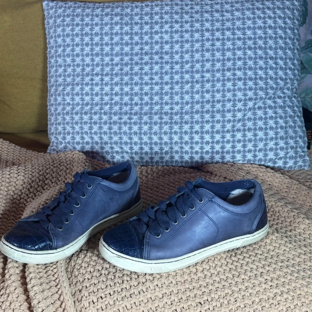 UGG Blue Leather Low-Top‎ Sneakers Croc Toe Cap – Women's 6